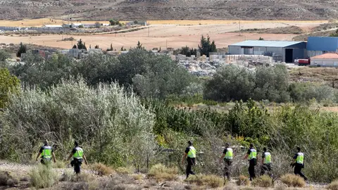 La Guardia Civil rastrea la zona donde ha sido encontrado el cadáver La Guardia Civil rastrea la zona donde ha sido encontrado el cadáver