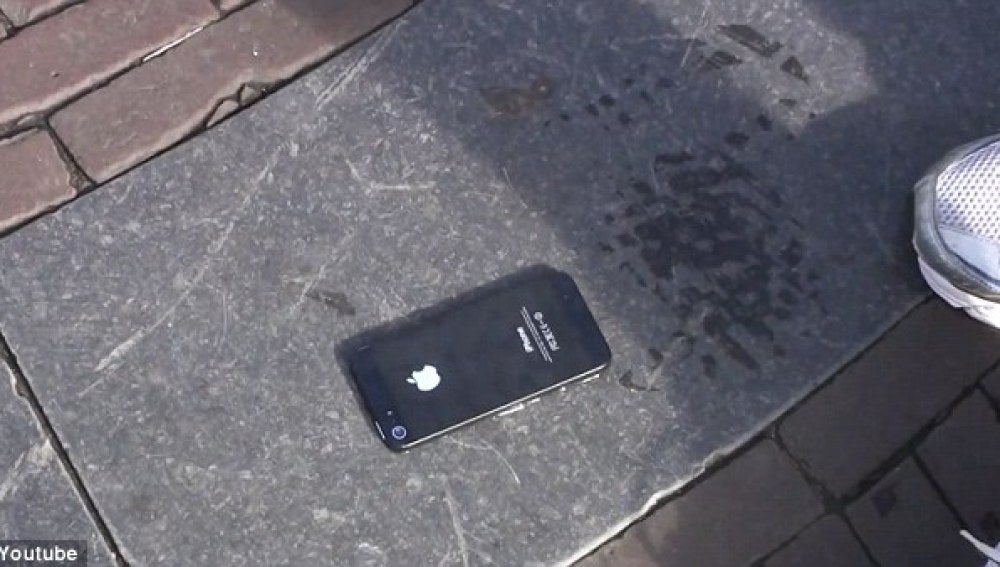 El iPhone5 falso pegado en plena calle