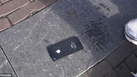 El iPhone5 falso pegado en plena calle