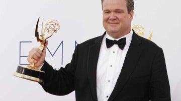 Eric Stonestreet con su Emmy a mejor actor secundario en American Horror Story