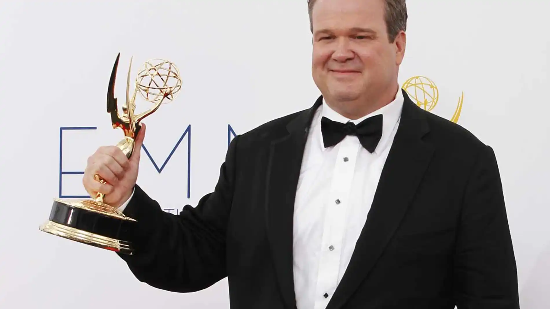 Eric Stonestreet con su Emmy a mejor actor secundario en American Horror Story