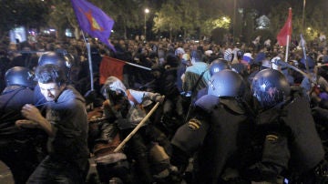 Los antidisturbios de la Policía Nacional carga contra los manifestantes