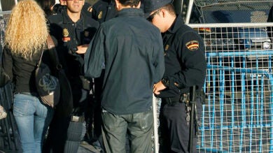 La policía pide la identificación en los alrededores en en Congreso