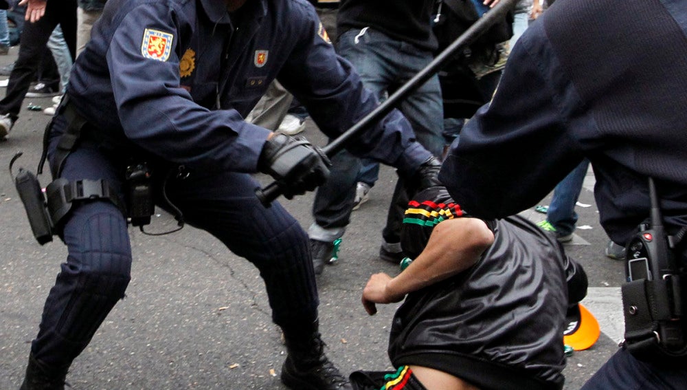 La Policía carga contra un manifestante al que retiene en el suelo