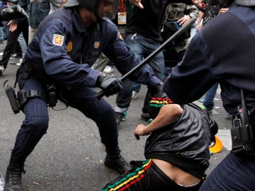 La Policía carga contra un manifestante al que retiene en el suelo