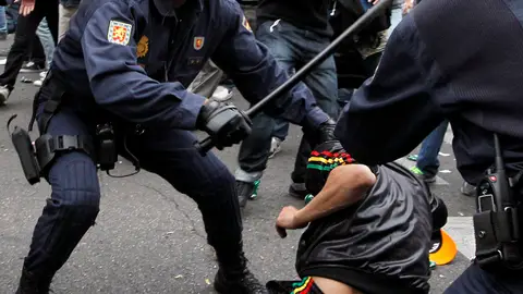 La Policía carga contra un manifestante al que retiene en el suelo La Policía carga contra un manifestante al que retiene en el suelo