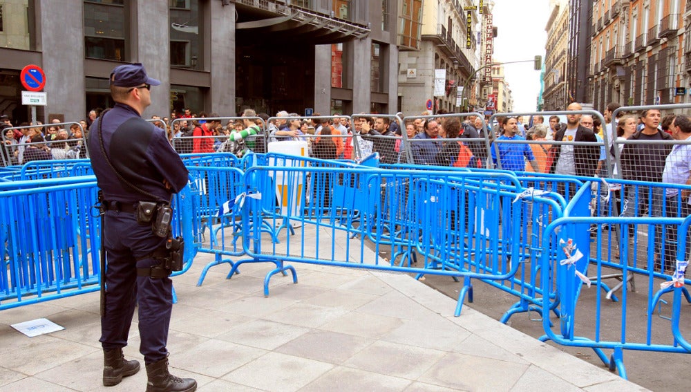 Efectivos del cuerpo de Policía en los alrededores del Congreso