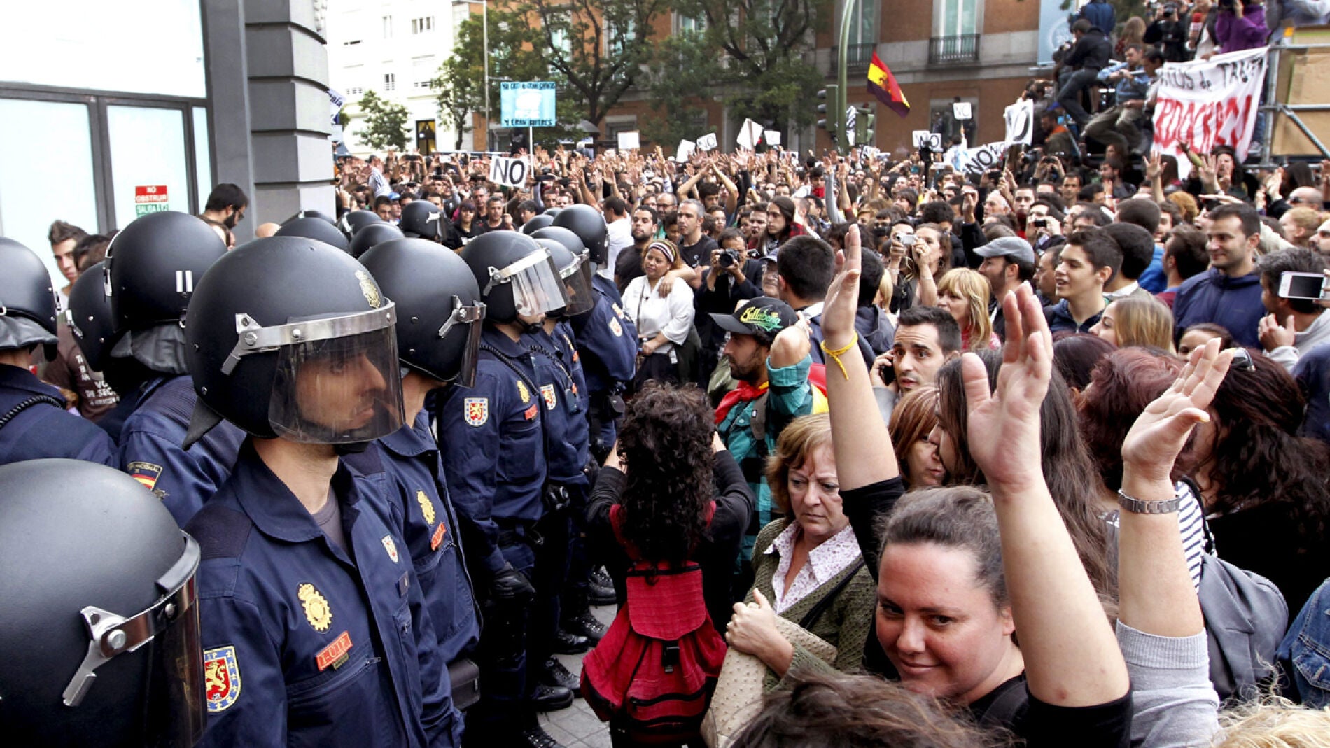 Manifestantes frente a los polic&iacute;as en Neptuno