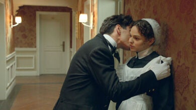 Julio se fija en Isabel, la nueva doncella