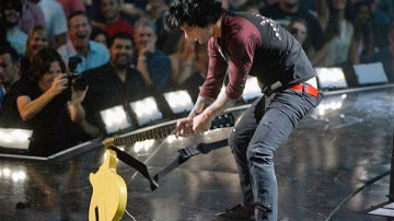 Billie Joe destrozando su guitarra en el iHeartRadio Music Festival de Las Vegas