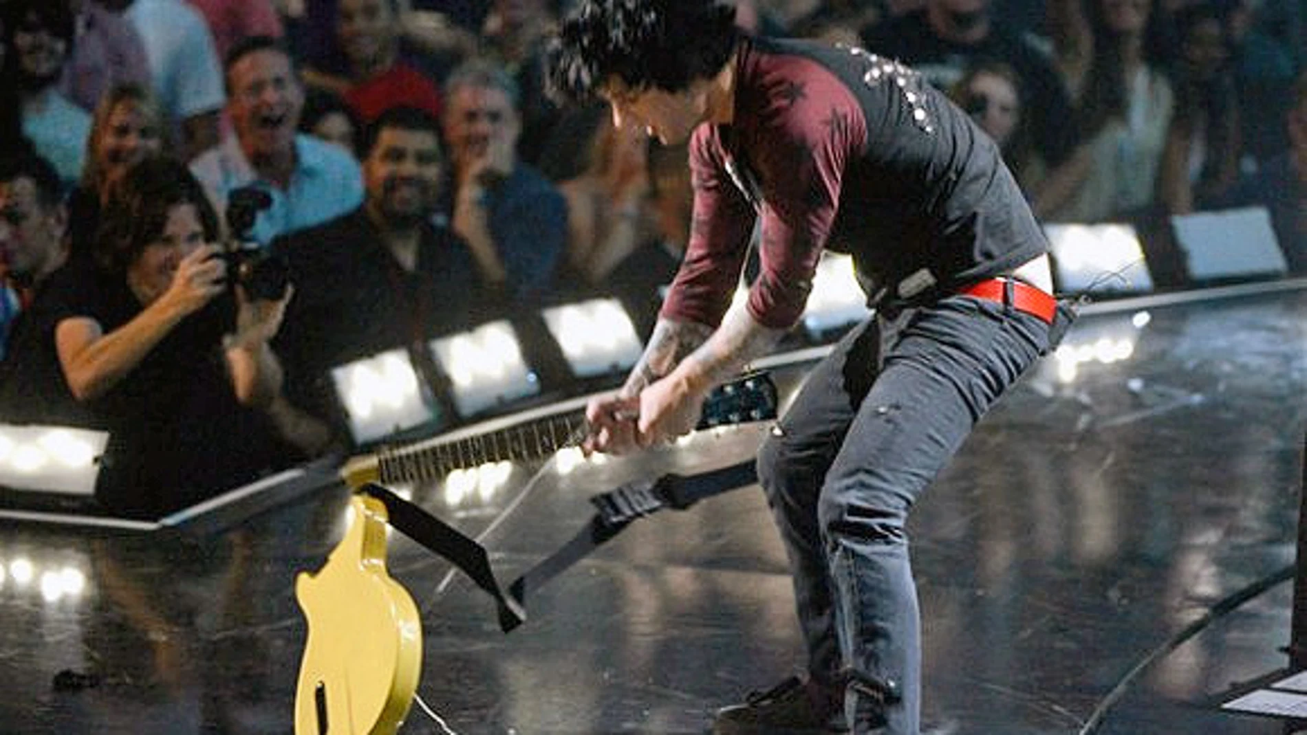 Billie Joe destrozando su guitarra en el iHeartRadio Music Festival de Las Vegas Billie Joe destrozando su guitarra en el iHeartRadio Music Festival de Las Vegas