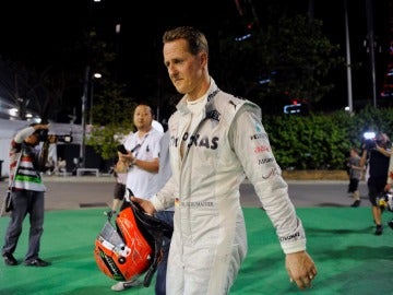 Schumacher abandona el circuito de Marina Bay cabizbajo tras sufrir un accidente