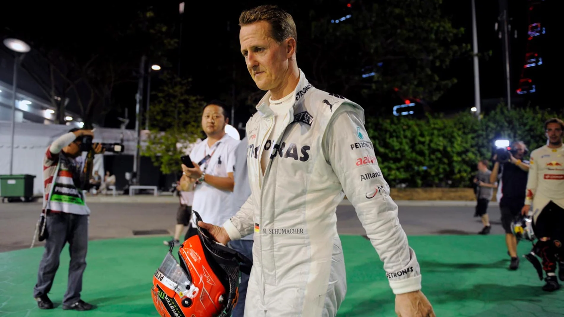Schumacher abandona el circuito de Marina Bay cabizbajo tras sufrir un accidente