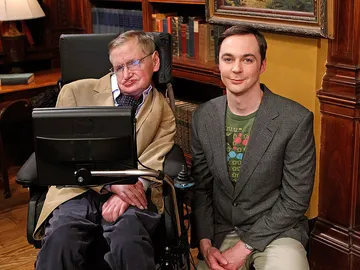Stephen Hawking y Jim Parsons Stephen Hawking y Jim Parsons