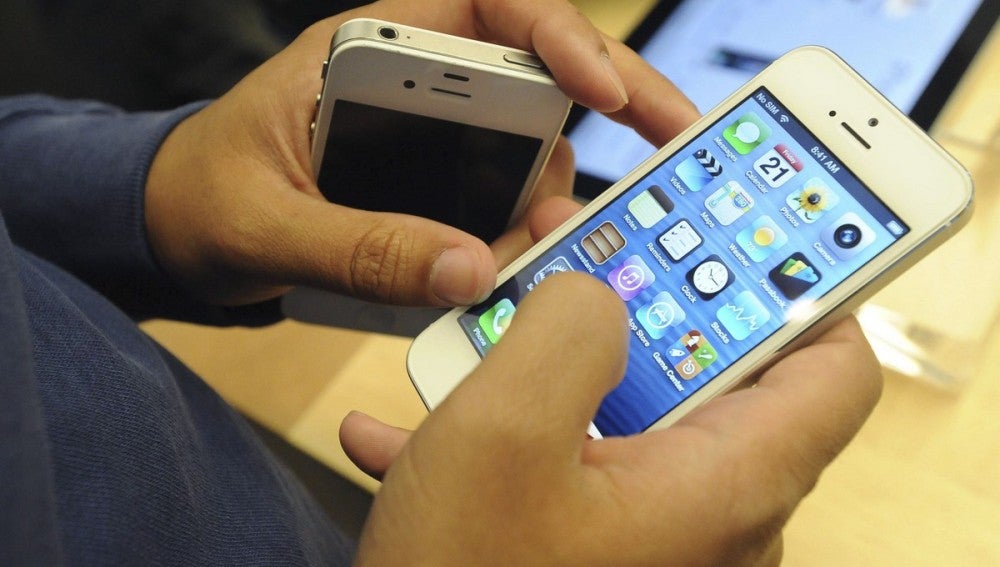 Un usuario con un iPhone 5