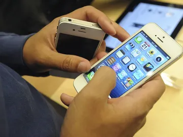 Un usuario con un iPhone 5 Un usuario con un iPhone 5