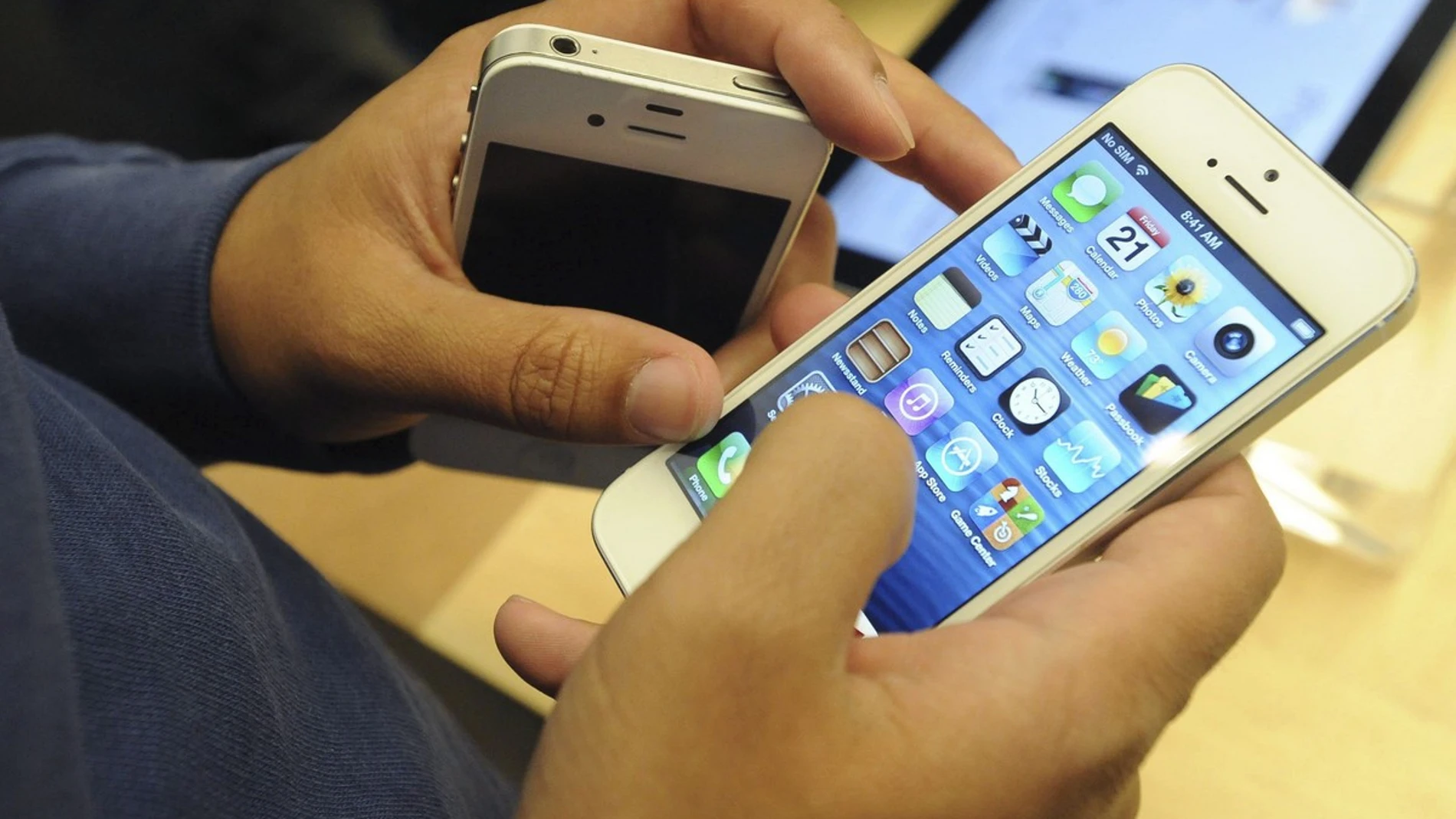 Un usuario con un iPhone 5 Un usuario con un iPhone 5