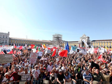 Protesta frente a la cámara de comercio en Lisboa