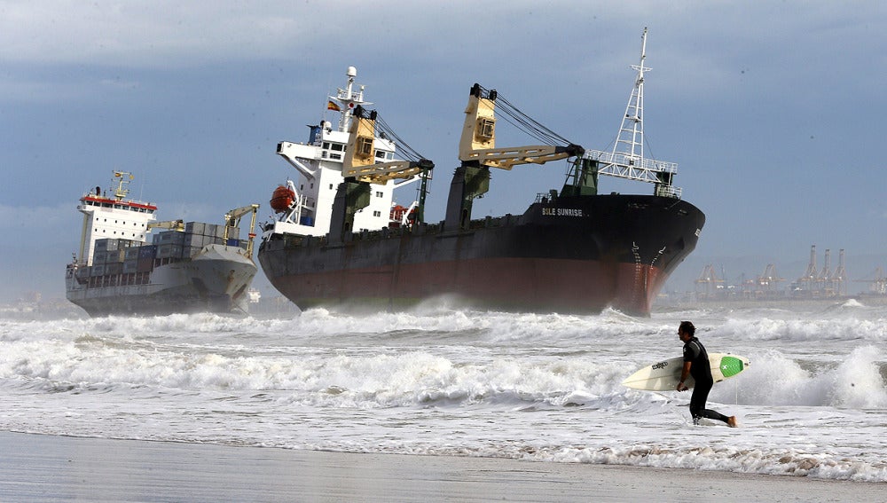 Dos cargueros encallan en la playa de El Saler