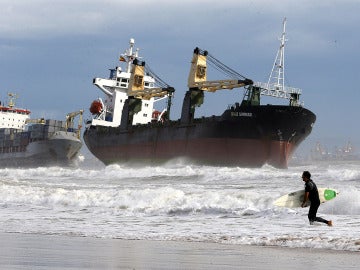 Dos cargueros encallan en la playa de El Saler