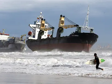 Dos cargueros encallan en la playa de El Saler Dos cargueros encallan en la playa de El Saler