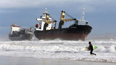 Dos cargueros encallan a cien metros de la playa valenciana de El Saler