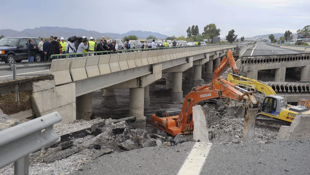 Derrumbe de un puente sobre la A7 en Murcia