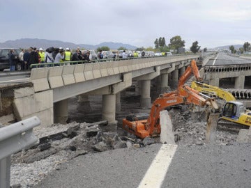 Derrumbe de un puente sobre la A7 en Murcia