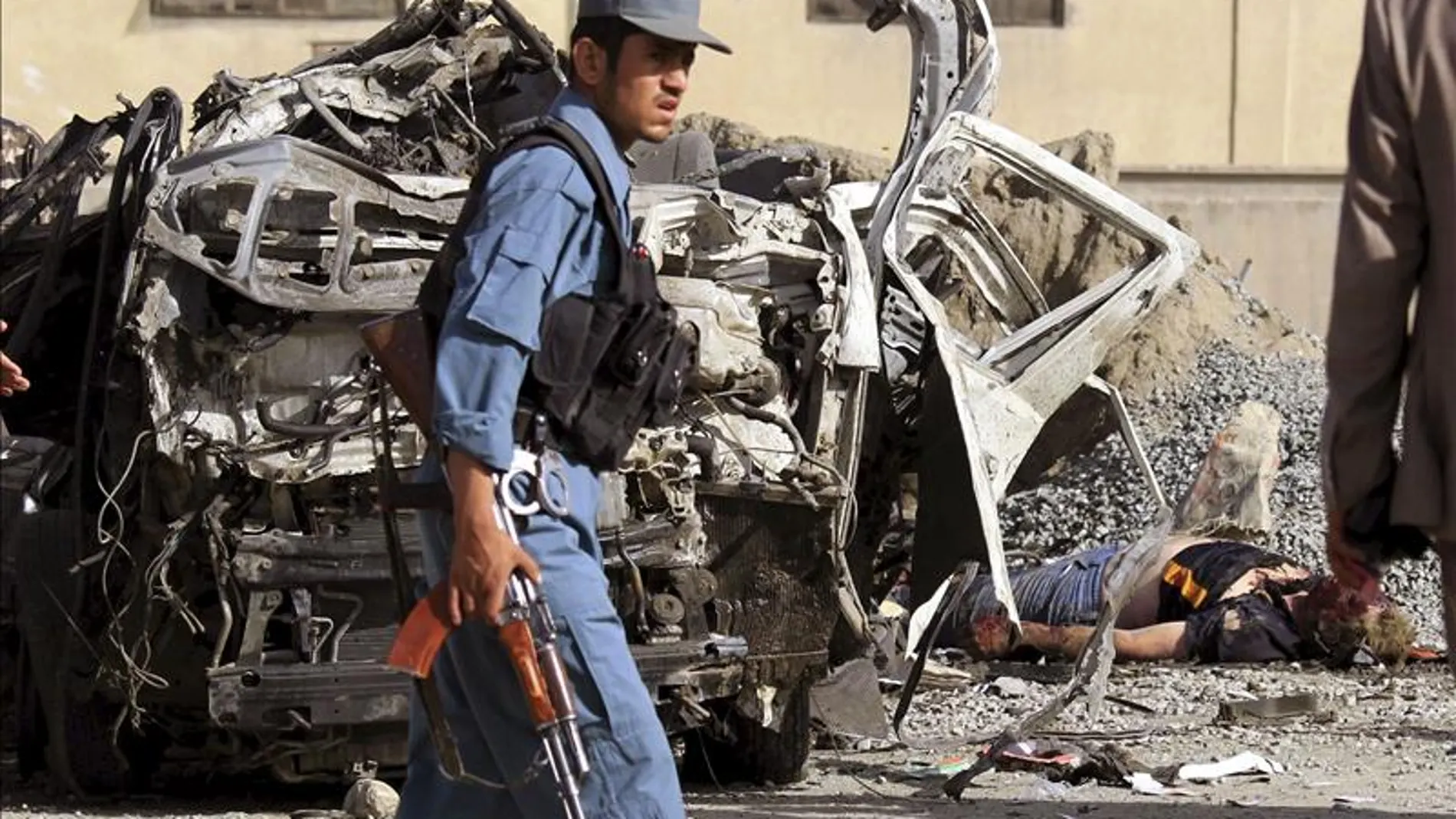 Un policía camina frente al lugar de un atentado Un policía camina frente al lugar de un atentado