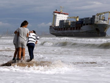 Uno de los barcos encallados en la costa valenciana por el temporal