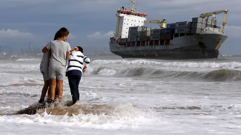 Uno de los barcos encallados en la costa valenciana por el temporal Uno de los barcos encallados en la costa valenciana por el temporal