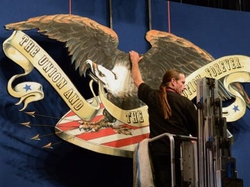 Un trabajador cuelga una representación de un águila calva