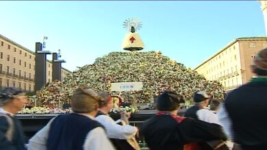La Virgen del Pilar cambia la tonalidad de sus flores este año