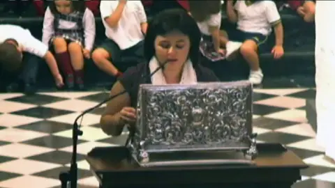 Ruth Ortiz durante la misa en homenaje a sus hijos Ruth Ortiz durante la misa en homenaje a sus hijos