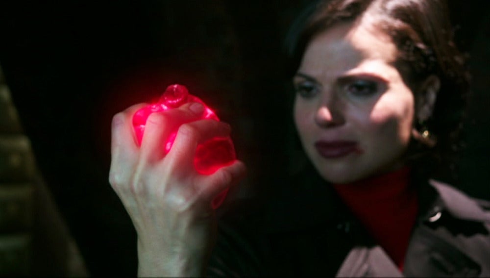 Regina aplasta el corazón de Graham