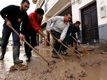 Vecinos de Villanueva del Trabuco, en Málaga, limpiando las consecuencias del temporal