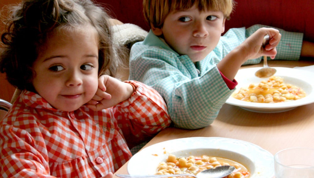 Niños en un comedor