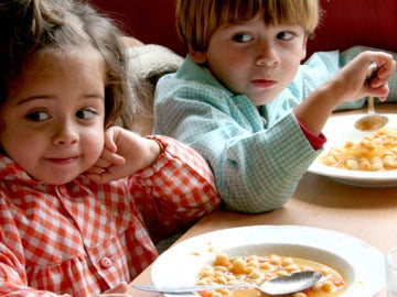 Niños en un comedor Niños en un comedor