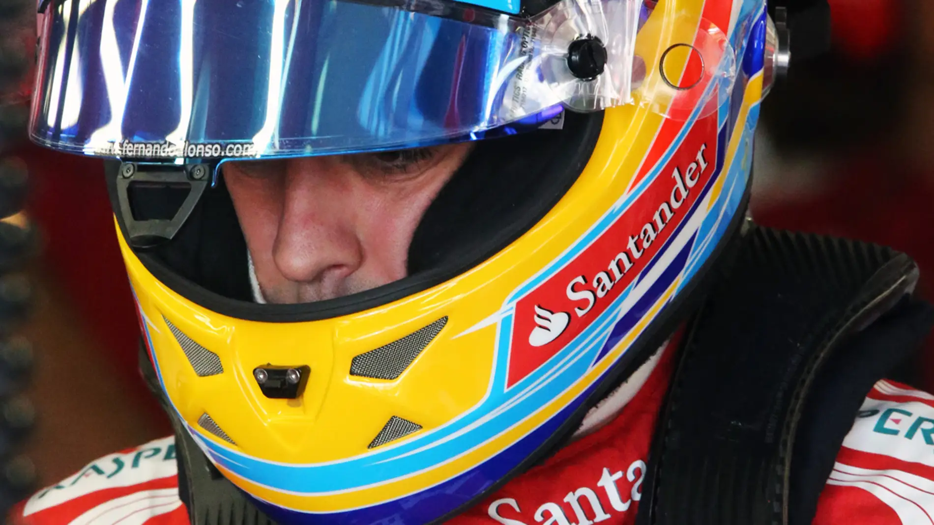 Alonso exhibe casco