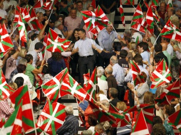 Urkullu asiste a un acto electoral en Barakaldo