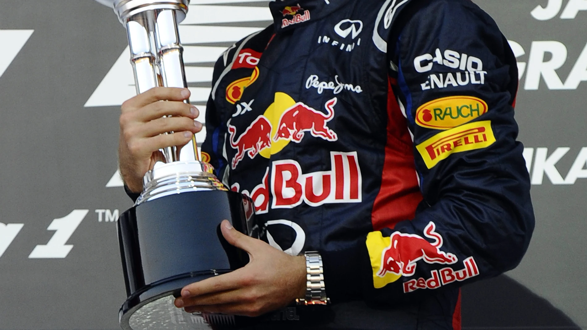 Vettel besa el trofeo de Suzuka