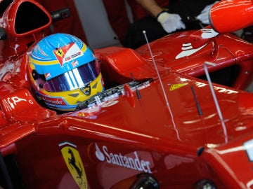 Alonso se prepara para salir a pista