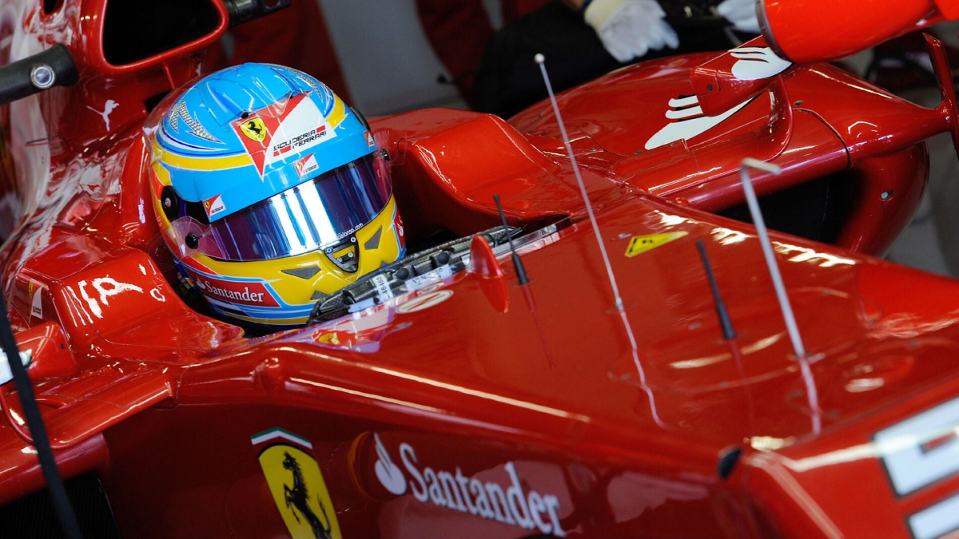 Alonso se prepara para salir a pista