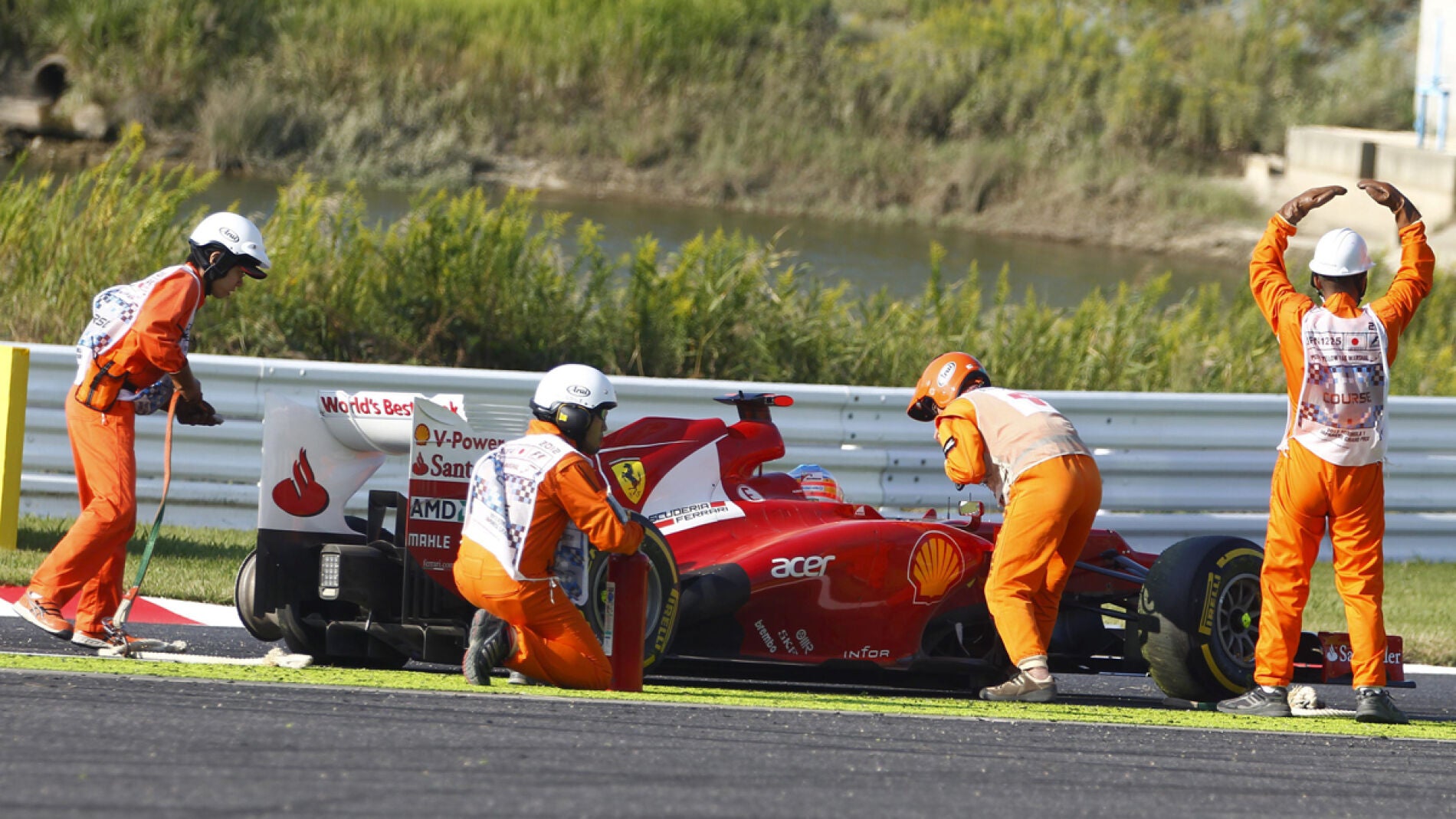 Los comisarios, junto al Ferrari de Fernando