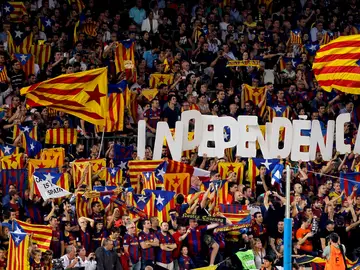 Aficionados del Barcelona muestran banderas "esteladas" durante el partido Aficionados del Barcelona muestran banderas "esteladas" durante el partido