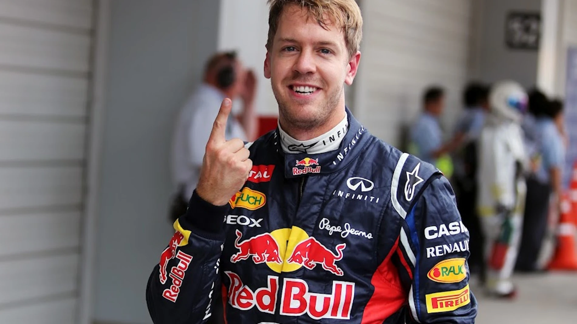 Vettel muestra el dedo tras ganar en Suzuka
