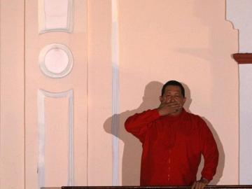 Hugo Chávez saluda desde un balcón del palacio de Miraflores, en Caracas