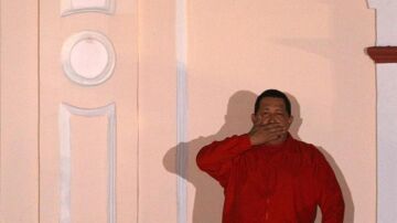 Hugo Chávez saluda desde un balcón del palacio de Miraflores, en Caracas