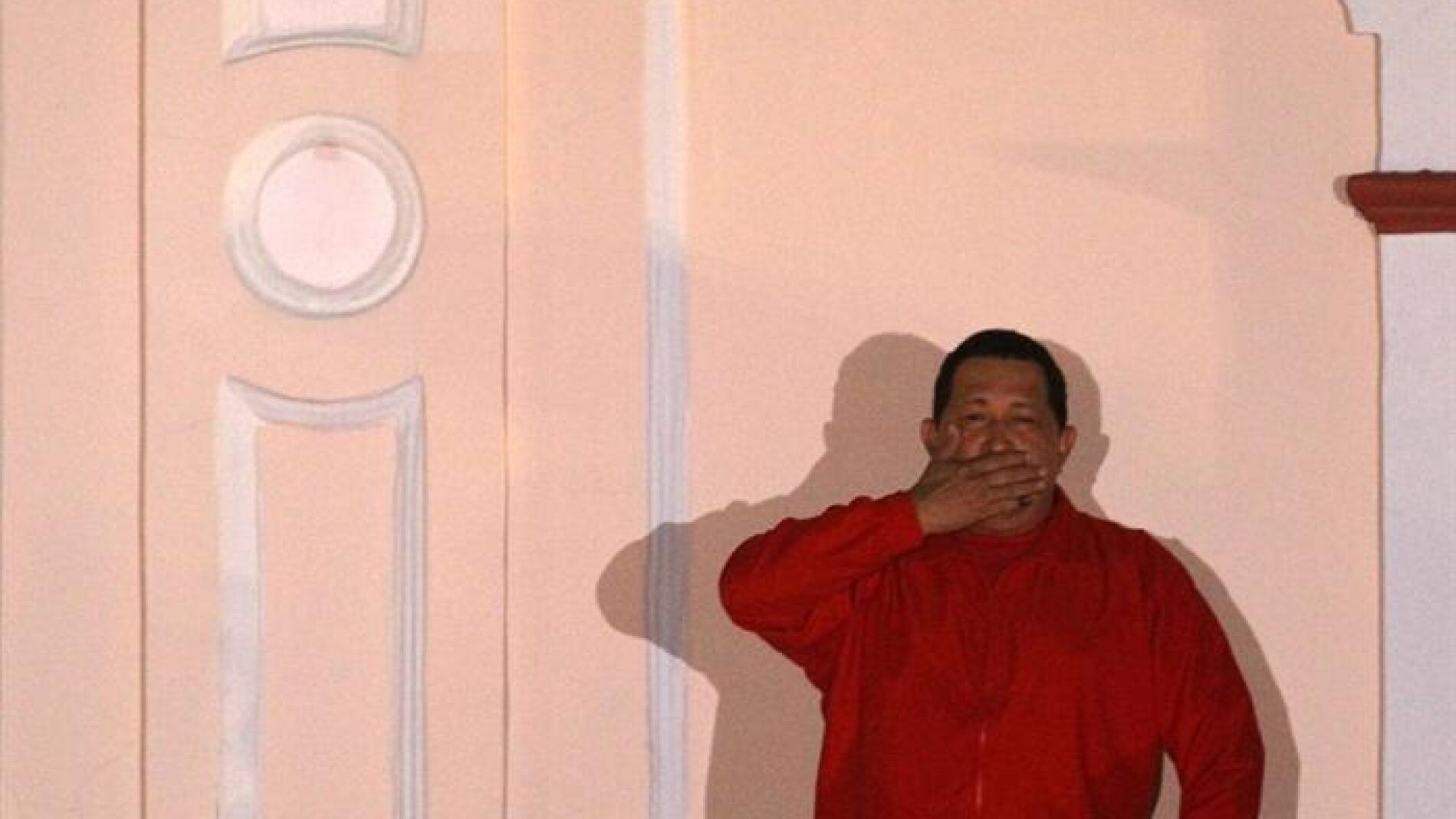 Hugo Ch&aacute;vez saluda desde un balc&oacute;n del palacio de Miraflores, en Caracas