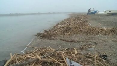Toneladas de escombros se acumulan en la orilla de las playas de Almería